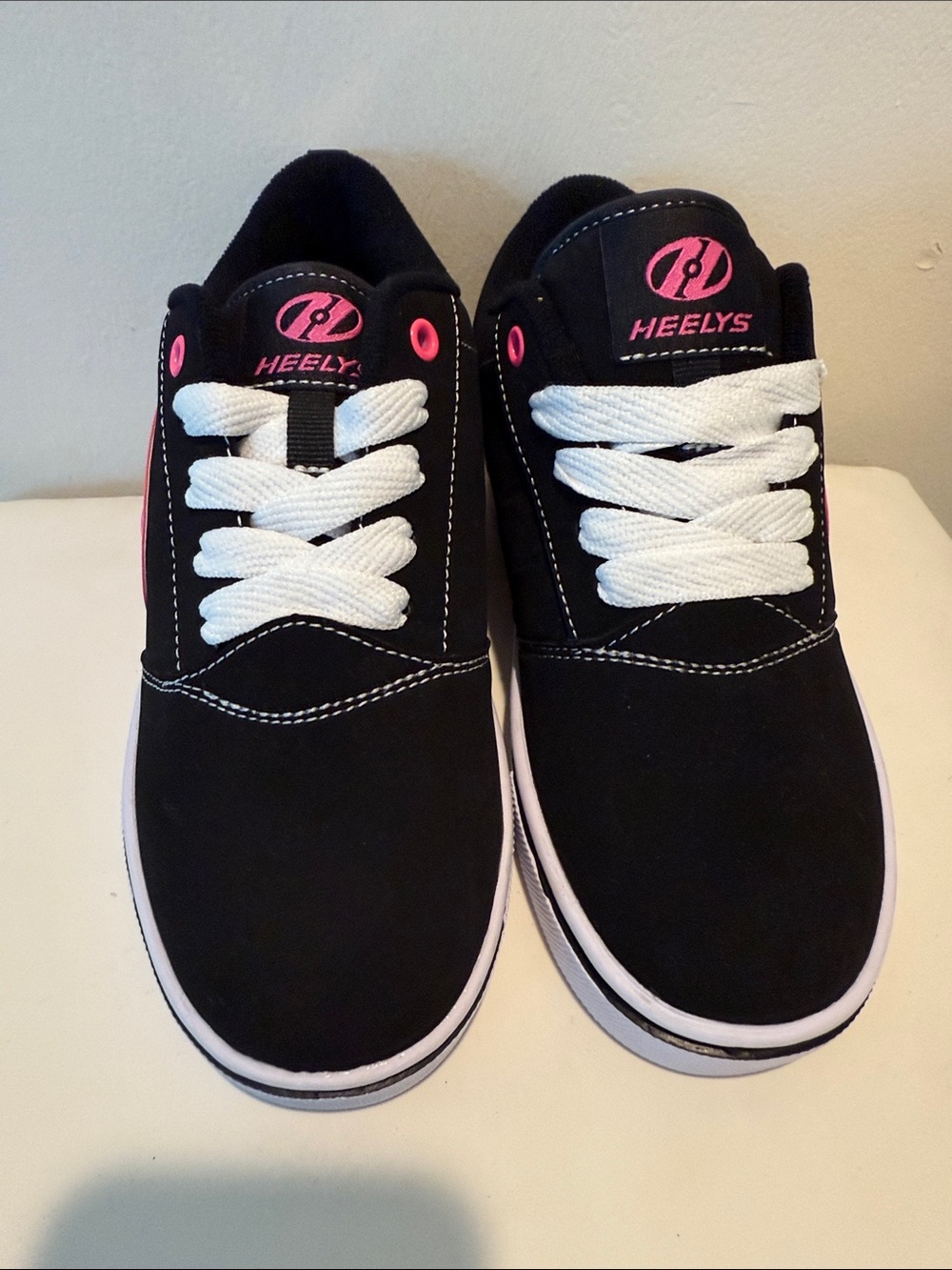Heelys Pro 20 LG Nova Black and Pink Low-Top Skate Shoes, Size Y3 NWOT